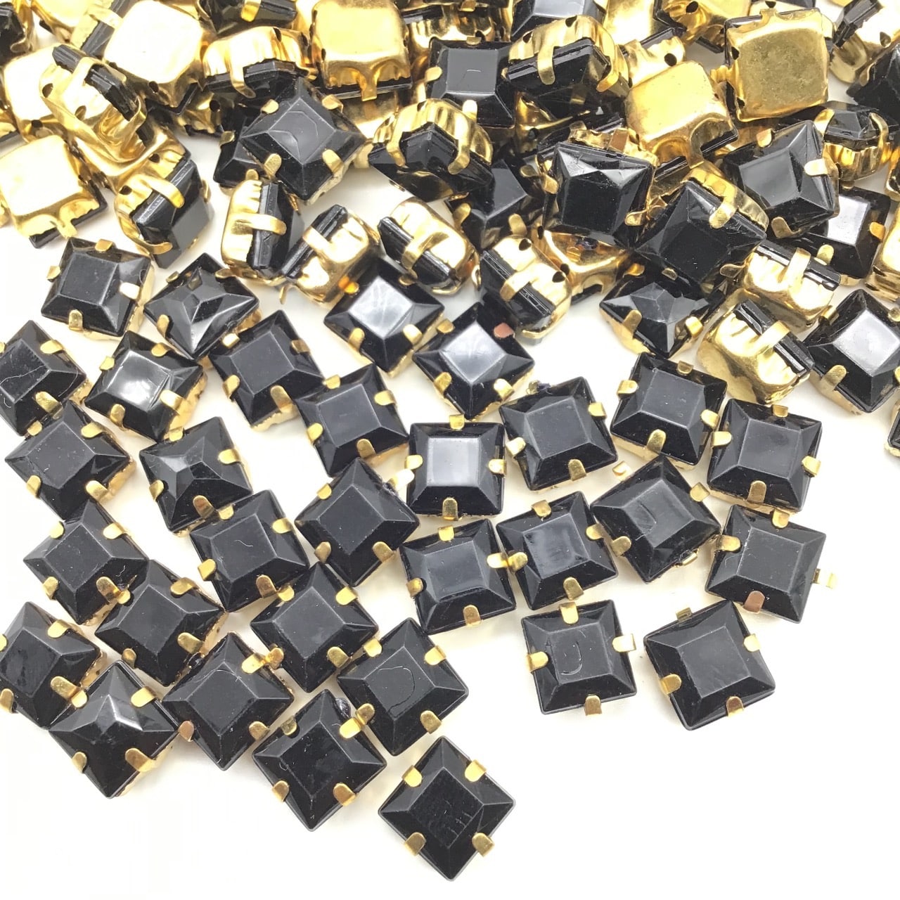 15062319774_Pedra20Engrampada20Quadrado20preto-9 Pedra Engrampada Quadrado Base Dourado 8mm X 8mm C/100unidades - Imagem 50