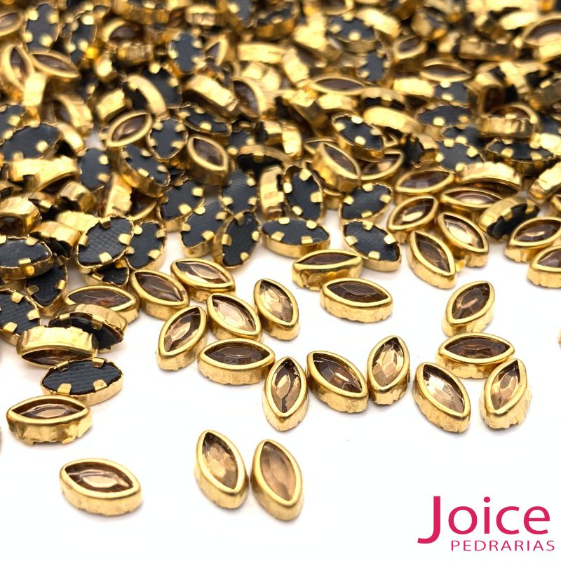 15157408370_28mm20800-×-800-px20800-×-800-px2011-8 Olho de Gato Navete  3mm X 6mm Com Base Metal Dourado Termocolante C/5000Unidades - Imagem 1