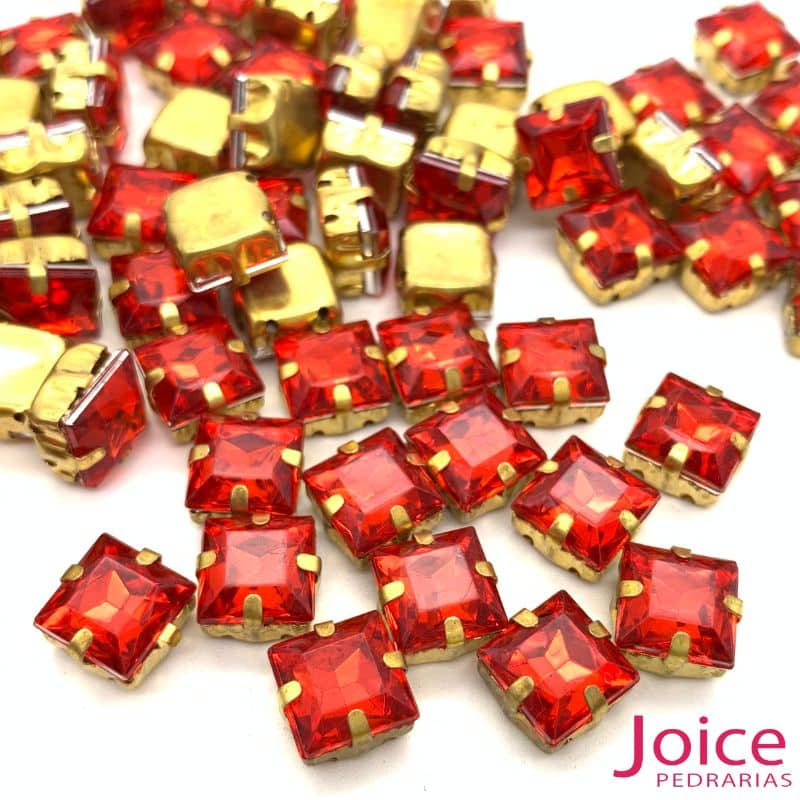 xr:d:DAFLAofDNuE:1228,j:40896910745,t:22111412 Pedra Engrampada Quadrado Base Dourado 8mm X 8mm C/100unidades - Imagem 3