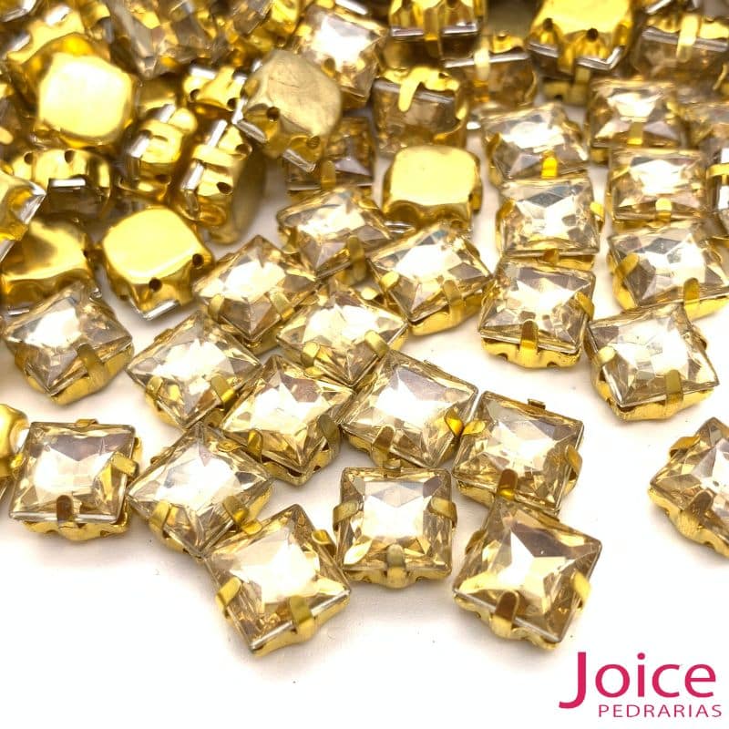 xr:d:DAFLAofDNuE:1229,j:40896927785,t:22111412 Pedra Engrampada Quadrado Base Dourado 8mm X 8mm C/100unidades - Imagem 2