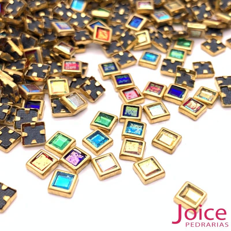 xr:d:DAFLAofDNuE:822,j:39344207953,t:22102813 Olho de Gato Quadrado 4mmX4mm Mix com ab termocolante c/20000unidades - Imagem 1