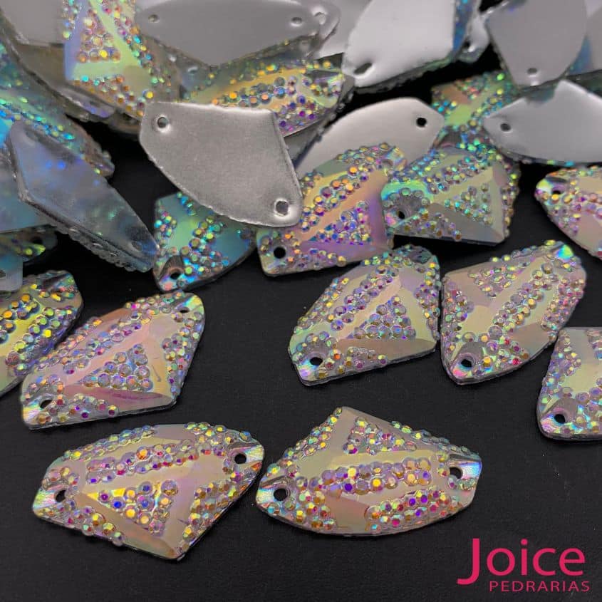 xr:d:DAFZzEEE1jI:154,j:46772165507,t:23021018 Chaton Formato Irregular Resina Cascalho Base Reta Com Furo 16mm X 27mm C/200unidades - Imagem 1