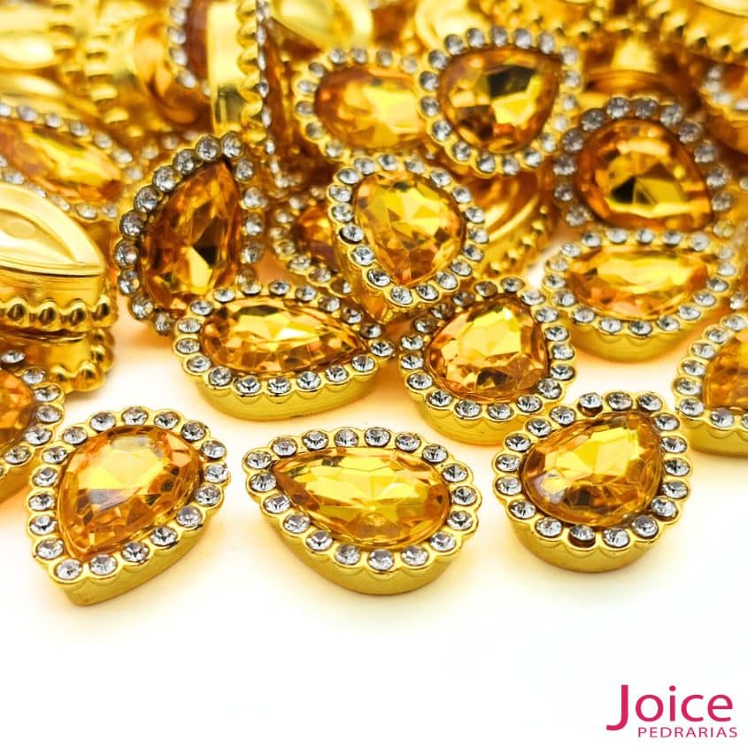 xr:d:DAF6Qd-RXQw:154,j:4715689748517063752,t:24030715 Chaton Gota Acrílico Com Base ABS dourado com Strass 13mm X 18mm C/500-Unidades - Imagem 4